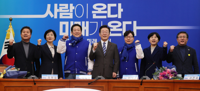 더불어민주당 이재명 대표가 14일 국회에서 열린 인재환영식에서 18·19호 인재로 영입된 유동철 동의대 사회복지학과 교수, 김상우 안동대 경영학과 교수와 기념촬영을 하고 있다. 연합뉴스