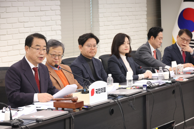 국민의힘 정영환 공천관리위원장이 14일 여의도 당사에서 제22대 총선을 앞두고 1차 단수추천 지역을 발표하고 있다. 연합뉴스