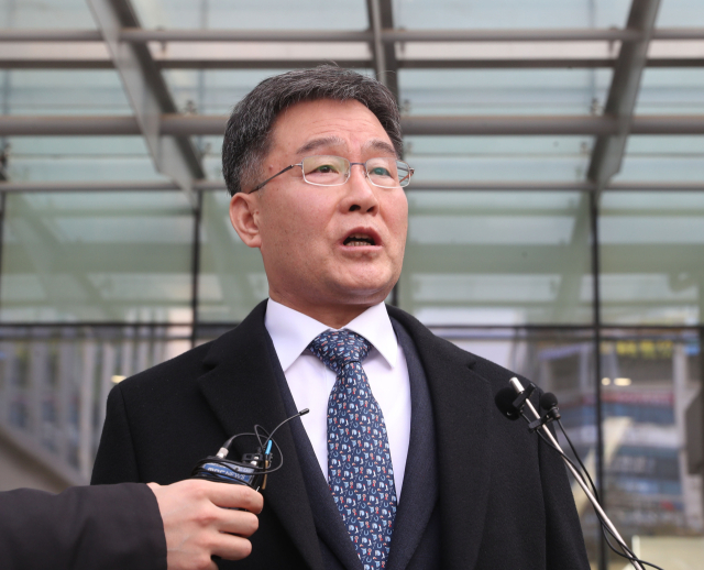 대장동 개발 사업을 도와달라고 당시 성남시의장에게 청탁하고 뇌물을 공여한 혐의로 기소된 화천대유 대주주 김만배 씨가 14일 오후 경기도 수원시 영통구 수원지방법원에서 열린 1심 선고 공판이 끝난 후 법원을 나와 취재진 질문에 답하고 있다. 수원지법 형사11부는 14일 뇌물공여 등 혐의로 기소된 김 씨에게 징역 2년 6개월을 선고했다. 연합뉴스