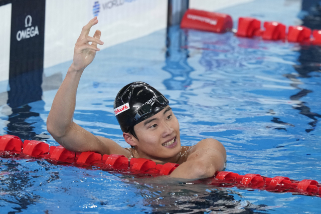 한국 수영의 간판 황선우가 14일 카타르 도하 어스파이어돔에서 열린 2024 국제수영연맹 세계선수권대회 남자 자유형 200m에 출전, 우승을 차지한 뒤 기뻐하고 있다. 연합뉴스=AP