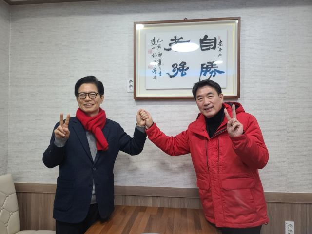 황정근(사진 왼쪽) 전 국민의힘 중앙윤리위원장과 안병윤 전 부산시 부시장이 최근 한 식당에서 손을 꼭 잡고 브이 포즈를 취하고 있다. 독자 제공