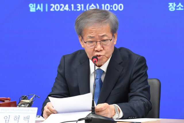 더불어민주당 임혁백 공천관리위원장이 31일 서울 여의도 당사에서 열린 총선 후보자면접에서 모두 발언을 하고 있다. 민주당 공관위는 오늘부터 다음 달 5일까지 엿새 동안 22대 국회의원선거 후보자를 위한 면접을 실시한다. 연합뉴스