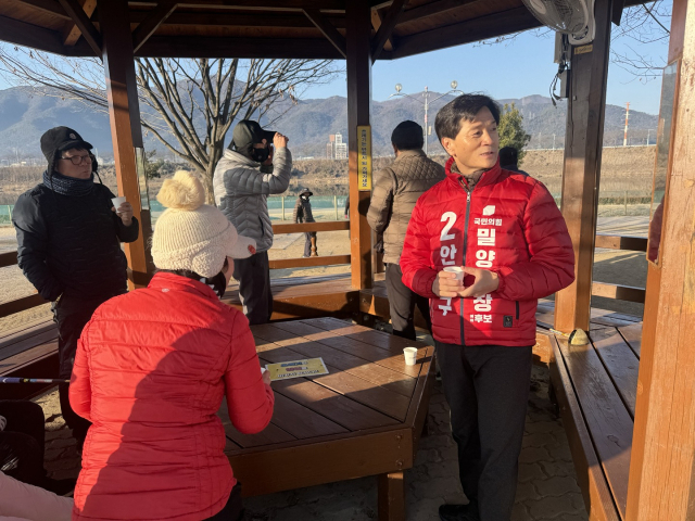 시민들과 얘기를 나누고 있는 안병구 밀양시장 예비후보. 안병구 밀양시장 예비후보 사무실 제공