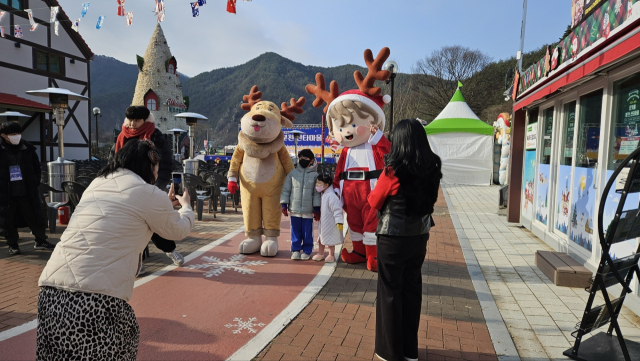 봉화 분천 산타마을 방문객들이 체험 행사에 참여하고 있다. 봉화군 제공