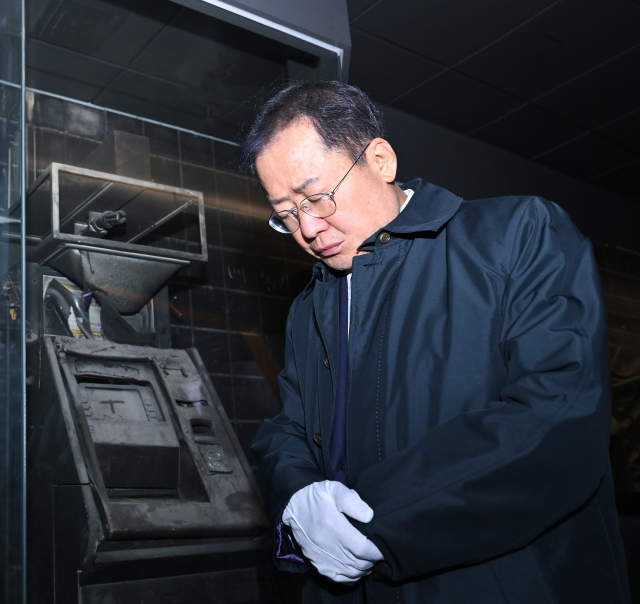 대구지하철화재사고 21주기를 앞둔 15일 오전 홍준표 대구시장이 사고 현장인 도시철도 1호선 중앙로역 내 추모공간(기억공간)을 찾아 안타깝게 희생된 이들의 넋을 기리며 헌화하고 참배했다. 대구시 제공