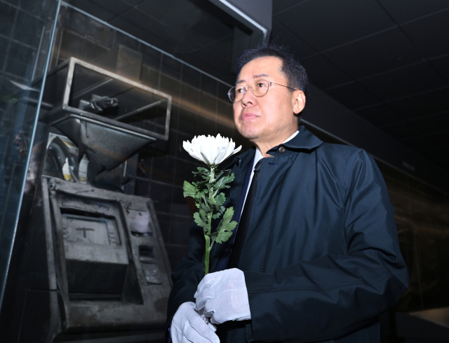 대구지하철화재사고 21주기를 앞둔 15일 오전 홍준표 대구시장이 사고 현장인 도시철도 1호선 중앙로역 내 추모공간(기억공간)을 찾아 안타깝게 희생된 이들의 넋을 기리며 헌화하고 참배했다. 대구시 제공