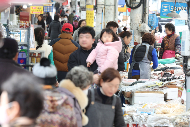 지난 4일 대구 중구 서문시장이 장을 보러온 시민들로 북적이고 있다. 연합뉴스