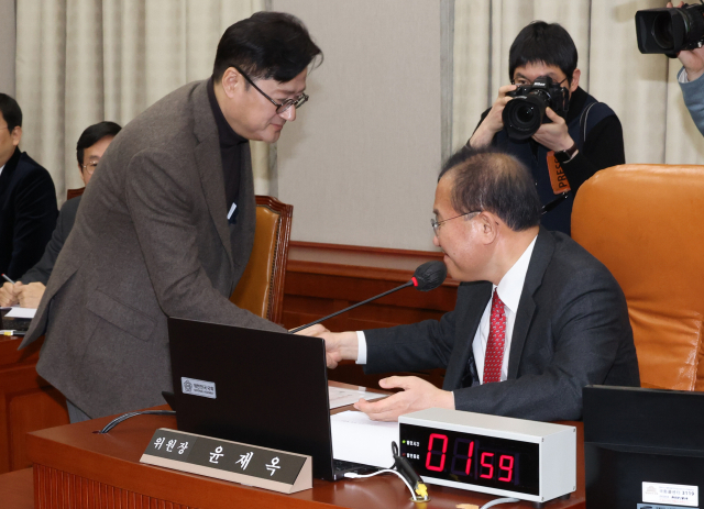 23일 국회 운영위원회에서 윤재옥 위원장이 더불어민주당 홍익표 원내대표와 악수하고 있다.