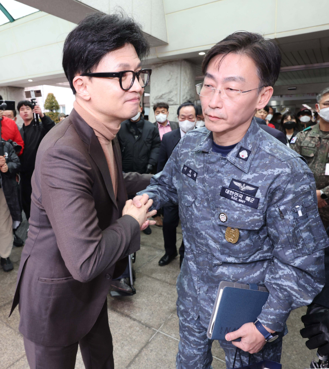 국민의힘 한동훈 비상대책위원장이 15일 대전시 유성구 국군대전병원 방문을 마치고 이국종 국군대전병원장과 인사를 나누고 있다. 연합뉴스