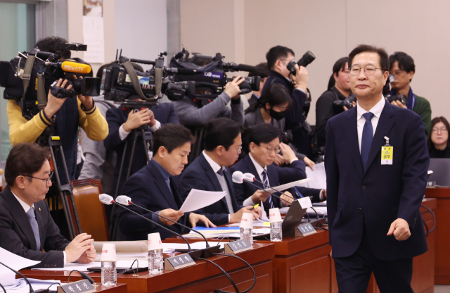 박성재 법무부 장관 후보자가 15일 국회에서 열린 인사청문회에서 선서문을 위원장에게 전달하고 자리로 향하고 있다. 연합뉴스