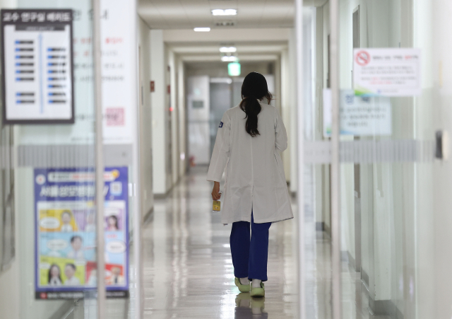14일 서울의 한 대학 병원에서 의료진이 이동하고 있다. 연합뉴스