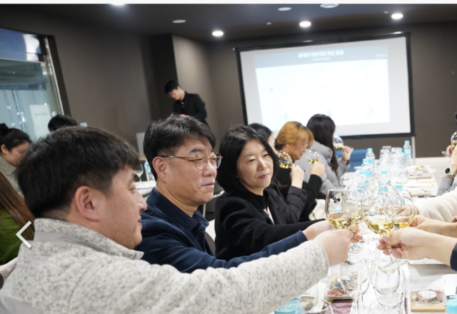 과천 푸르지오 입주민들이 와인을 시음하고 있다. 대우건설 제공