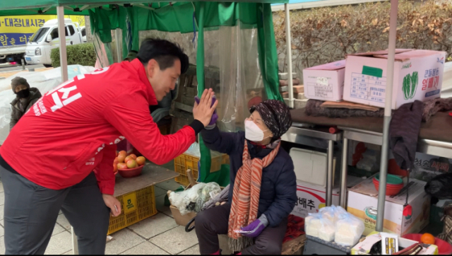 김대식 4·10총선 예비후보(대구 수성구을·국민의힘)는 15일 대구 수성구을 지역구를 걸으며 유권자들과 하이파이브를 하는 