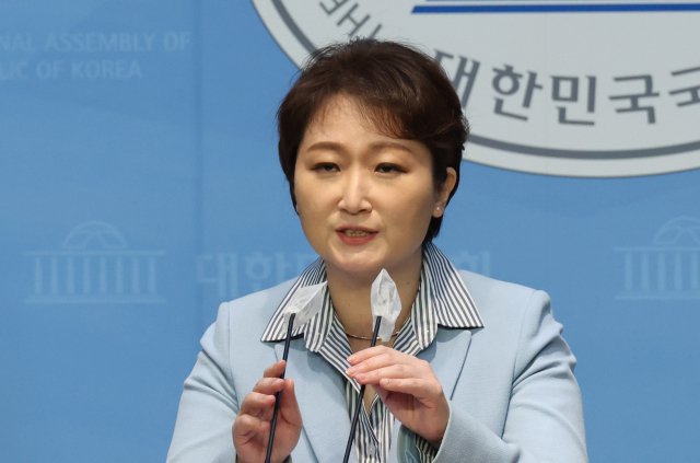 국민의힘을 탈당한 이언주 전 의원이 16일 국회에서 더불어민주당 복당 선언 기자회견을 하고 있다. 연합뉴스