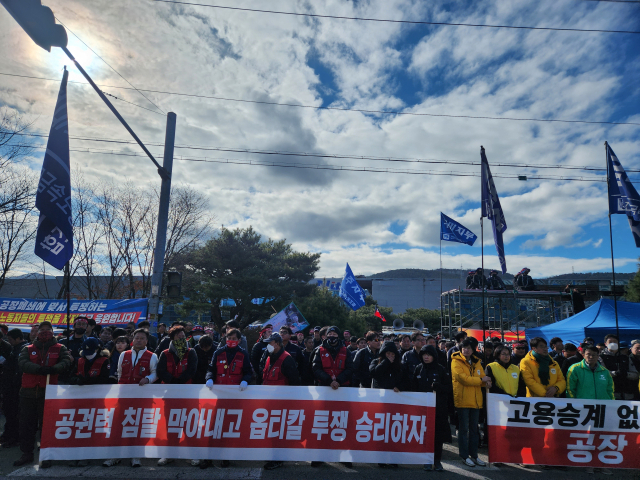 전국금속노동조합은 16일 한국옵티칼하이테크 구미공장 앞에서 집회를 열었다. 이영광 기자