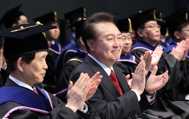 윤석열 대통령이 16일 대전 유성구 카이스트(KAIST)에서 열린 2024년 학위수여식에 참석해 박수를 치고 있다. 연합뉴스