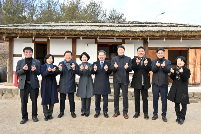 김진열 대구 군위군수와 박수현 군의회 의장, 군의원이 군위읍 용대리 김수환 추기경 생가에서 선종 15주기를 추모했다. 군위군 제공