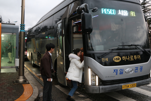 포항제철소 직원들이 금요일 휴무를 맞아 다른 지역으로 이동하는 버스에 오르고 있다. 포스코 제공