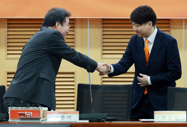 개혁신당 이준석, 이낙연 공동대표가 14일 오전 국회 의원회관에서 열린 최고위원회의에서 악수하고 있다. 연합뉴스