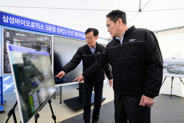 이재용 삼성전자 회장이 16일 삼성바이오로직스 인천사업장을 찾아 5공장 건설 현장에서 관계자 브리핑을 듣고 있다. 연합뉴스