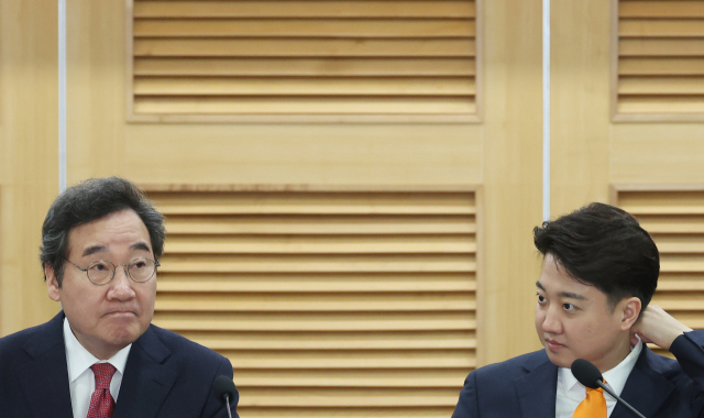 개혁신당 이낙연(왼쪽), 이준석 공동대표가 13일 국회 의원회관에서 열린 제1차 최고위원회의에 참석, 착석해 있다. 연합뉴스