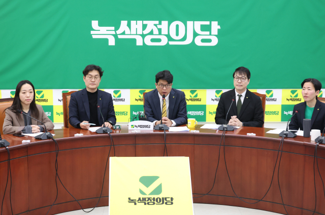 15일 국회에서 열린 녹색정의당 전략협의회에서 김준우 공동대표가 발언을 하고 있다. 연합뉴스