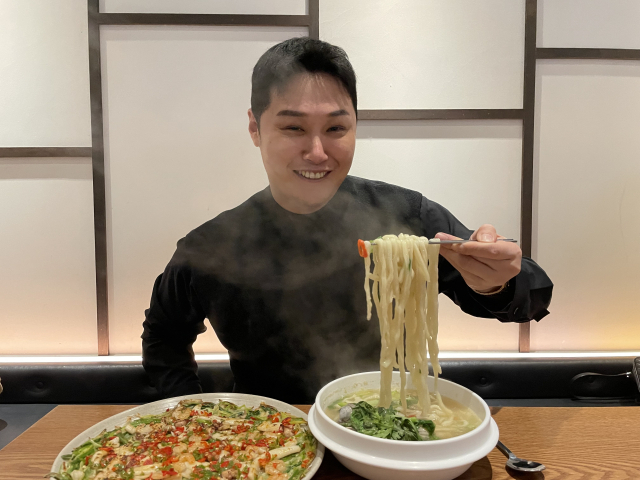 조조칼국수 김승현 대표가 칼국수 면을 들어 올리고 있다.