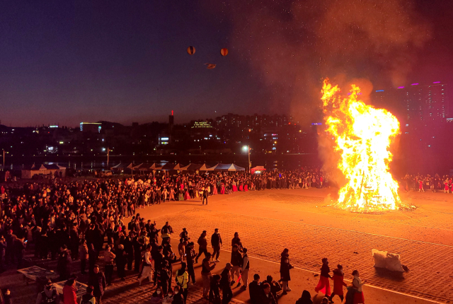 영천시는 24일 영동교 아래 강변공원에서 정월대보름 시민한마당 행사를 연다. 사진은 지난해 달집태우기 행사 모습. 영천시 제공