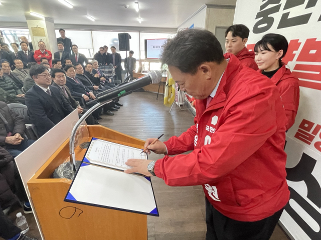 16일 선거사무소 개소식에서 청렴서약서에 직접 사인하고 있는 예상원 밀양시장 예비후보. 예상원 밀양시장 예비후보 사무실 제공