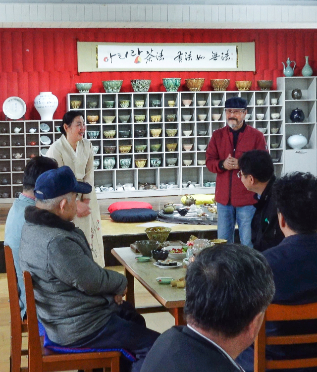 청암문화예술원 개원식에서 문청함(뒷쪽 왼쪽) 원장과 강종원(뒷쪽 오른쪽) 선생님이 함께 서서 덕담을 나누고 있다. 문청함 씨 제공