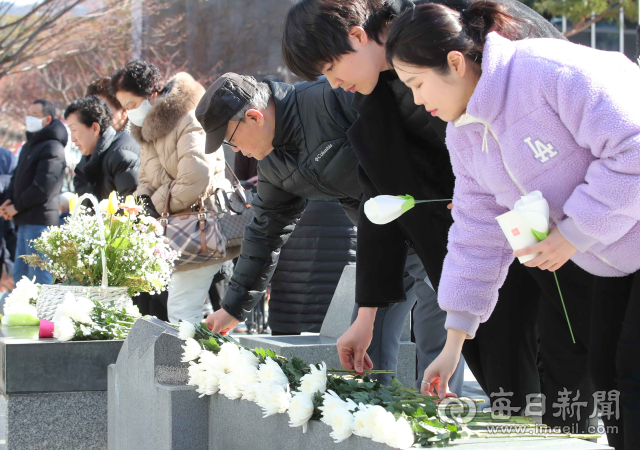 대구지하철참사 21주기 추모식이 18일 대구시민안전테마파크에서 열린 가운데 유가족들이 희생자들의 넋을 위로하며 헌화를 하고 있다. 정운철 기자 woon@imaeil.com