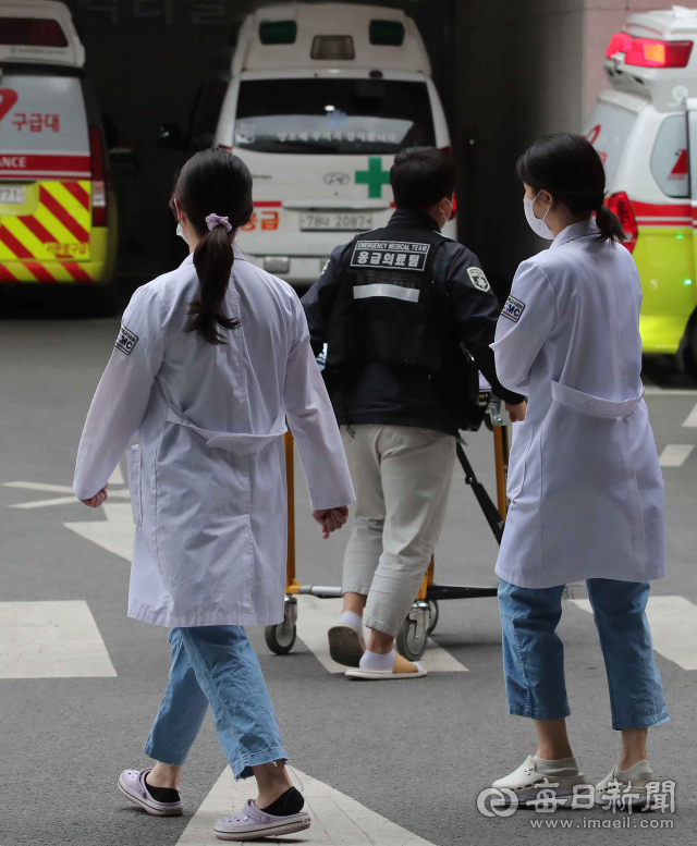 19일 오후 대구 시내의 한 대학병원에서 의료진이 발걸음을 옮기고 있다. 이른바 서울의