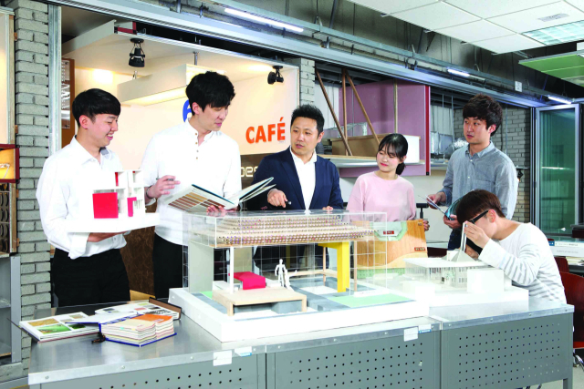 인테리어디자인과 실습 장면. 영진전문대 제공