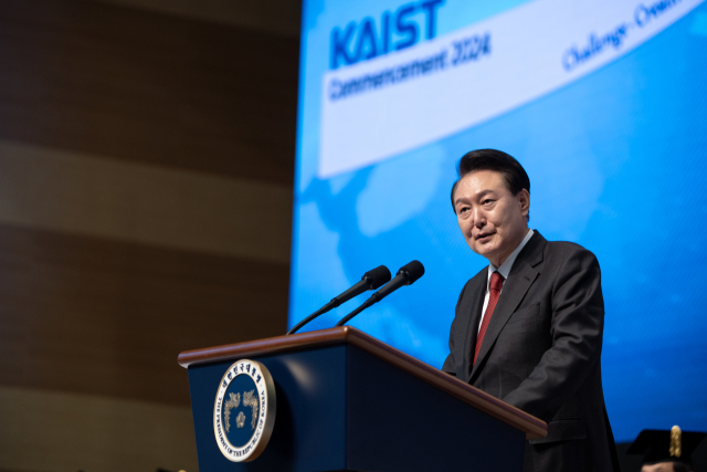 윤석열 대통령이 16일 대전 유성구 한국과학기술원(KAIST)에서 열린 2024년 학위수여식에 참석해 축사를 하고 있다. 연합뉴스