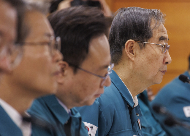정부의 의과대학 정원 확대에 반발해 국내 5대 대형병원 전공의들이 집단으로 사직서를 내는 등 의사들의 집단 반발로 인한 
