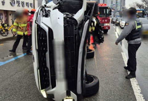 대구 도심 한복판서 뒤집힌 SUV…차량 3대 추돌, 1명 경상