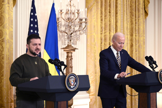 조 바이든 미국 대통령(오른쪽)과 볼로디미르 젤렌스키 우크라이나 대통령이 2022년 12월 21일(현지시간) 워싱턴DC 백악관에서 공동 기자회견을 하고 있다.