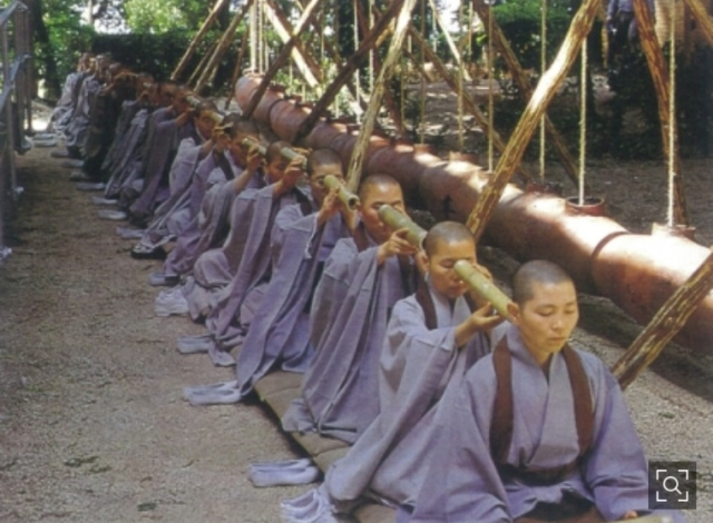 1995년 한국관 개관 기념 행사였던 곽훈 작가의 '겁소리-마르코 폴로가 가져오지 못한 것' 퍼포먼스. 곽훈 작가 제공