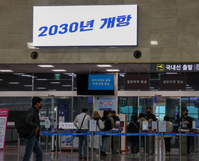 대구국제공항 여객탑승장 입구 전광판에 대구경북신공항 2030년 개항을 알리는 문구가 나타나고 있다. 매일신문 DB