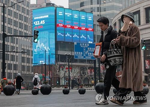 지난 6일 중국 상하이의 주가를 알리는 대형 전광판 모습. 연합뉴스