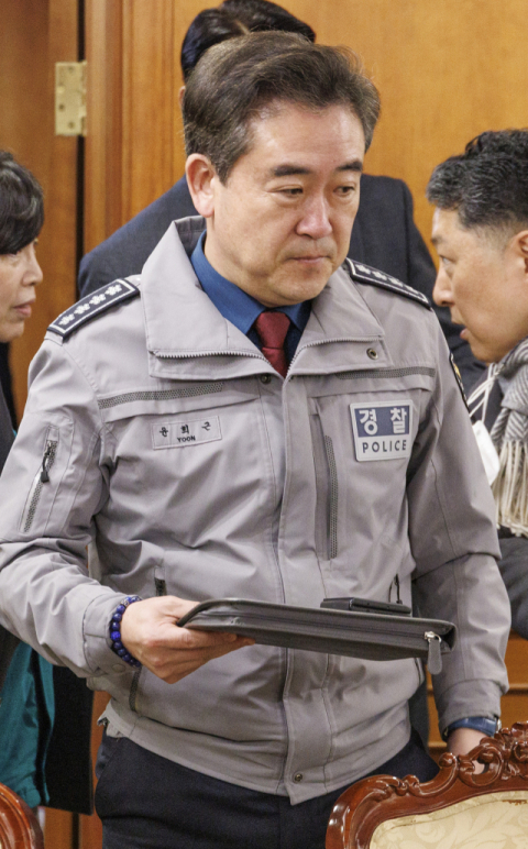 정부의 의과대학 정원 확대에 반발해 국내 5대 대형병원 전공의들이 집단으로 사직서를 내는 등 의사들의 집단 반발로 인한 