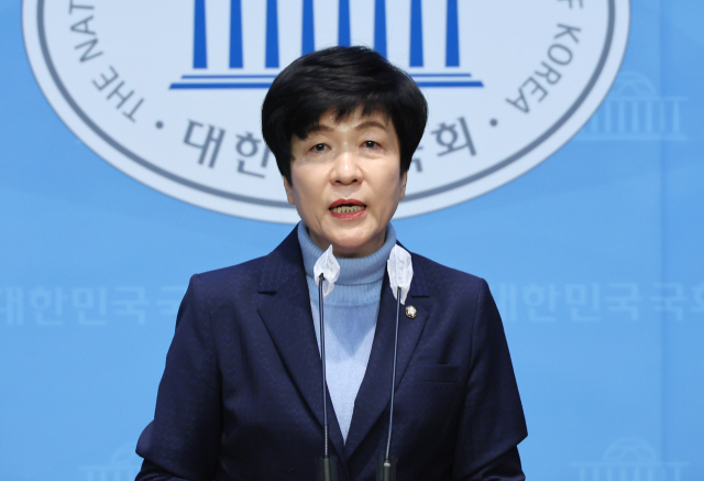 김영주 더불어민주당 의원이 19일 국회 소통관에서 탈당 기자회견을 하고 있다. 연합뉴스