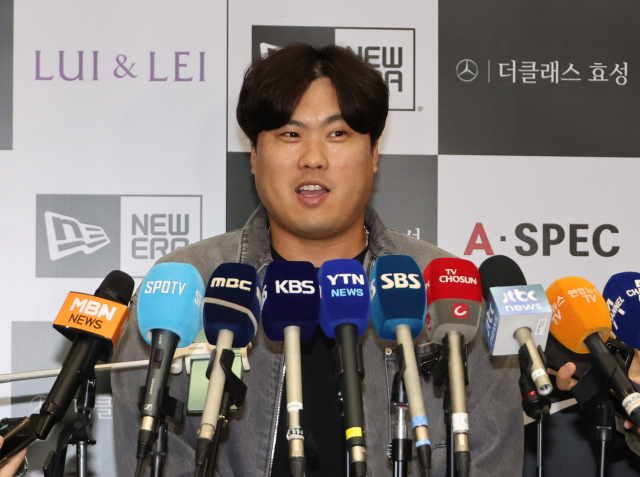 국프로야구 메이저리그(MLB)에서 2023시즌을 마친 류현진이 지난해 10월 18일 오후 인천국제공항을 통해 귀국한 뒤 취재진 질문에 답하고 있다. 연합뉴스