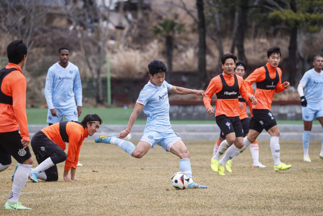 지난 14일 남해 미조공설운동장에서 진행된 대구FC와 K3리그 파주시민축구단과의 연습경기 모습. 대구FC 제공