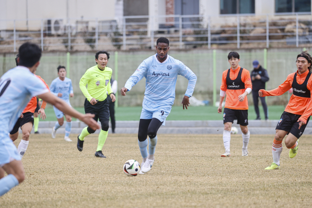 지난 14일 남해 미조공설운동장에서 진행된 대구FC와 K3리그 파주시민축구단과의 연습경기 모습. 대구FC 제공