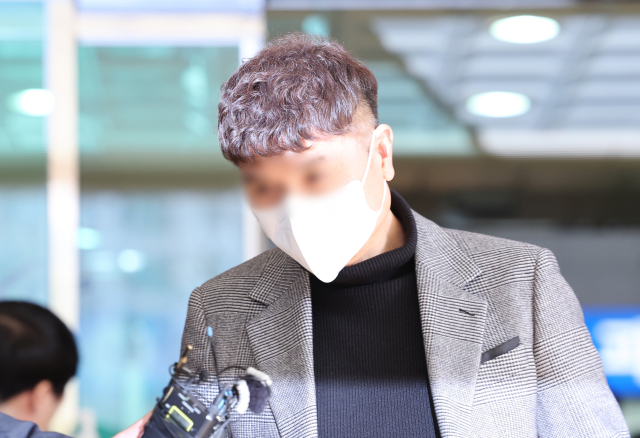 방송인 박수홍(54)씨의 개인 돈과 기획사 자금 등 수십억원을 횡령한 혐의로 기소된 친형 진홍(56)씨가 14일 오후 서울서부지법에서 열린 1심 선고를 마친 뒤 나오고 있다. 법원은 박씨가 회사 자금을 횡령한 혐의만 일부 인정해 징역 2년을 선고했다. 도주나 증거인멸 우려 등이 없는 점 등을 고려해 법정 구속은 하지 않았다. 연합뉴스