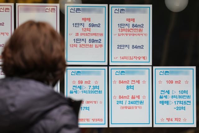 연초 잠잠한 듯했던 서울 아파트 전세시장이 봄 이사철을 앞두고 다시 움직이고 있다. 전세 거래가 증가하면서 호가가 오르고, 물건도 감소하는 분위기다. 부동산 빅데이터업체 아실에 따르면 이달 17일 기준 서울 아파트 전월세 물건은 총 5만2천174건으로 한달 전(5만4천873건)에 비해 5.0%가량 줄었다. 사진은 18일 서울 시내 한 부동산 중개업소에 전세 매물 등 부동산 매물 정보가 게시된 모습. 연합뉴스