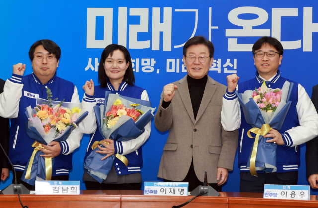 더불어민주당 이재명 대표가 19일 국회에서 열린 23·24·25차 인재환영식에서 이용우, 김남희 변호사, 차지호 교수 등과 함께 기념촬영을 하고 있다. 연합뉴스