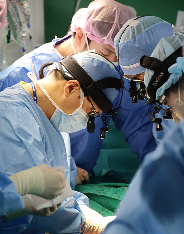 심훈보 영남대병원 심장혈관흉부외과 교수(왼쪽 첫 번째)가 A씨의 심장이식 수술을 진행하고 있다. 영남대병원 제공.