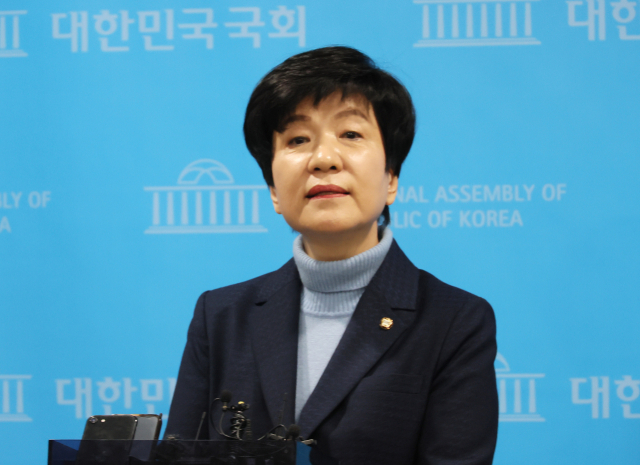 더불어민주당 김영주 의원이 19일 국회 소통관에서 탈당 기자회견을 마친 뒤 취재진의 질문에 답하고 있다. 연합뉴스